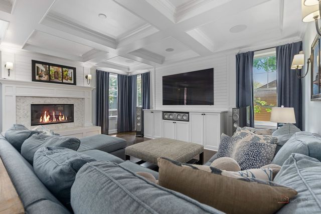 1025 S Vail Avenue, Arlington Heights, IL 60005