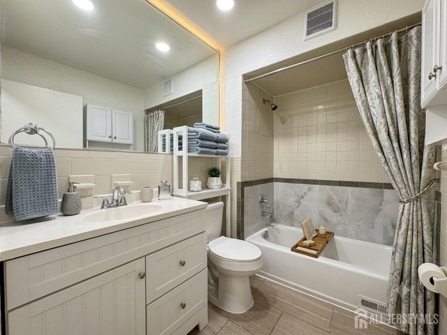 1032 Cricket Lane, Woodbridge Proper, NJ 08095
