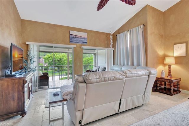 2103 Tama CIR 202, Naples, FL 34112