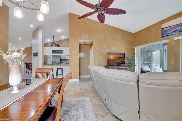 2103 Tama CIR 202, Naples, FL 34112