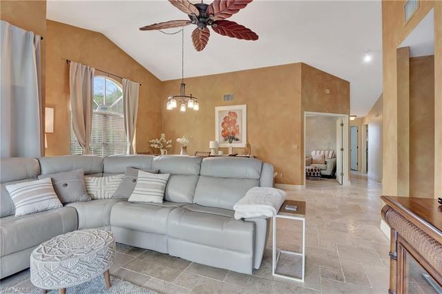 2103 Tama CIR 202, Naples, FL 34112