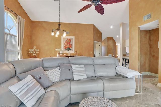 2103 Tama CIR 202, Naples, FL 34112