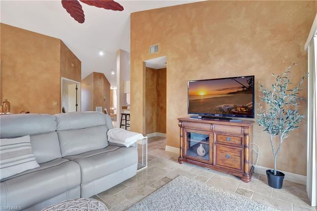 2103 Tama CIR 202, Naples, FL 34112