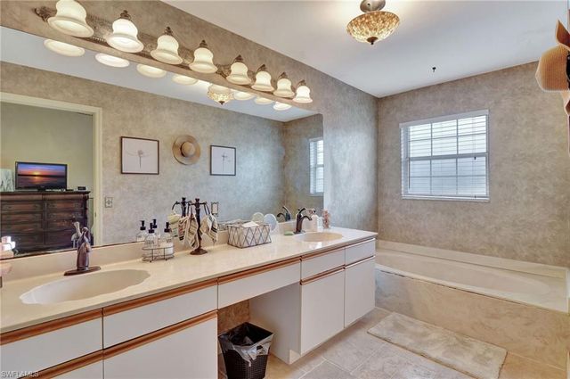 2103 Tama CIR 202, Naples, FL 34112