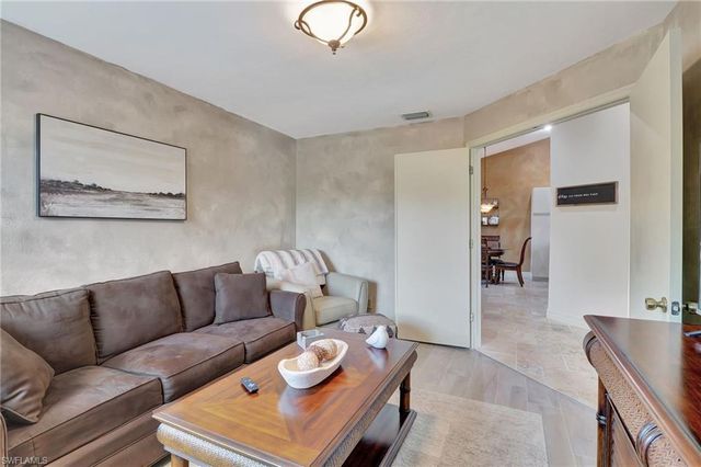 2103 Tama CIR 202, Naples, FL 34112