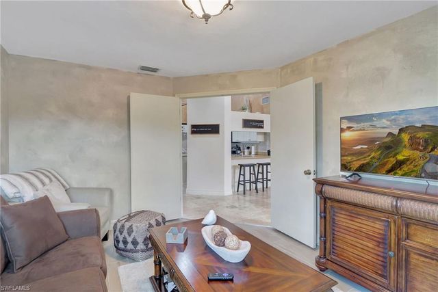 2103 Tama CIR 202, Naples, FL 34112