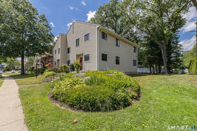 10 Lance Circle 10, Bridgeport, CT 06606