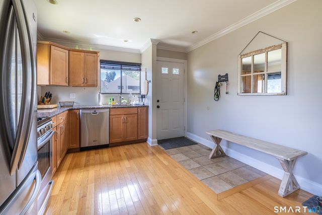 10 Lance Circle 10, Bridgeport, CT 06606