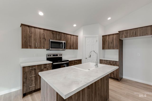 315 N Madrone Ave, Kuna, ID 83634