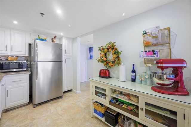 20515 E Country Club Dr 348, Aventura, FL 33180