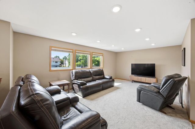 2901 32nd Street S, Fargo, ND 58103