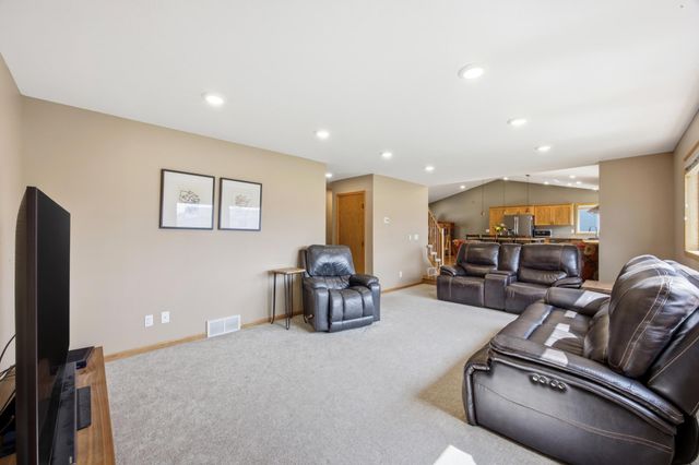 2901 32nd Street S, Fargo, ND 58103