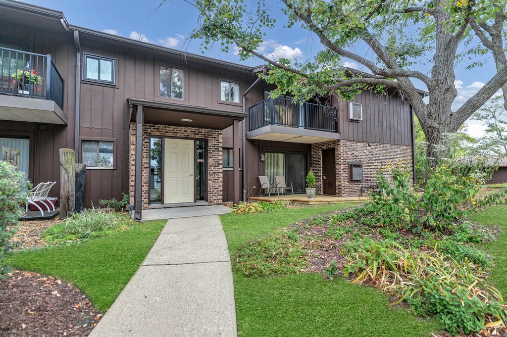 55 W 64th Street 102, Westmont, IL 60559