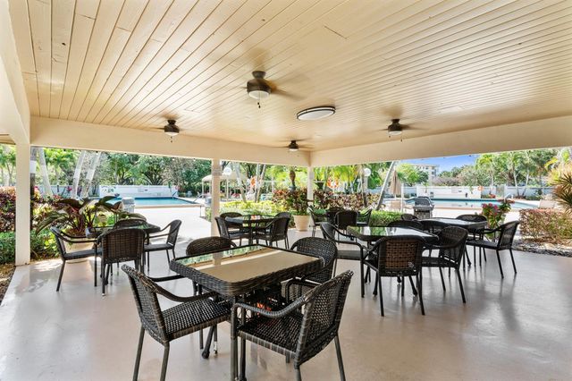 3499 Oaks Way 806, Pompano Beach, FL 33069