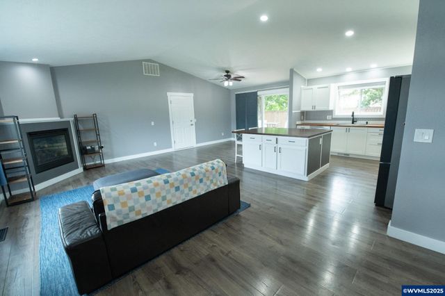 343 SE Hankel St, Dallas, OR 97338