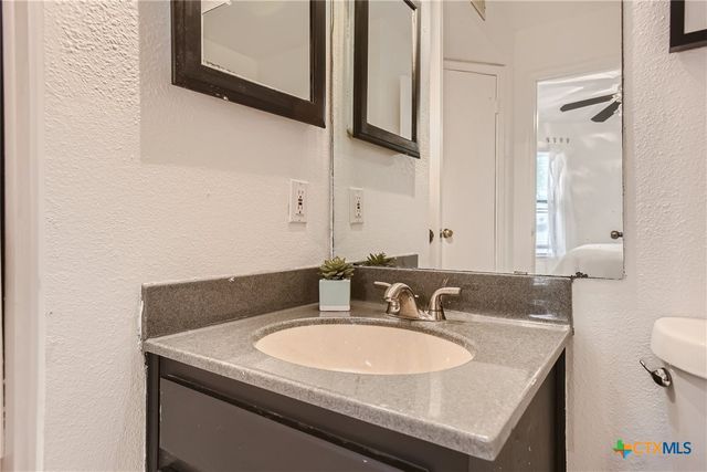 1559 Parkview Drive F4, Canyon Lake, TX 78133