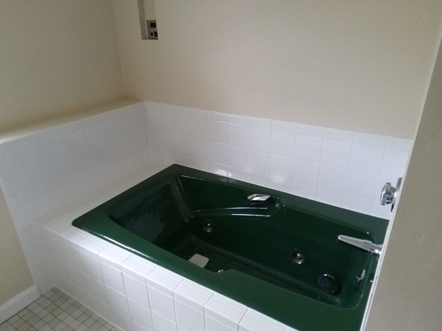121 King Philip Rd, Worcester, MA 01606