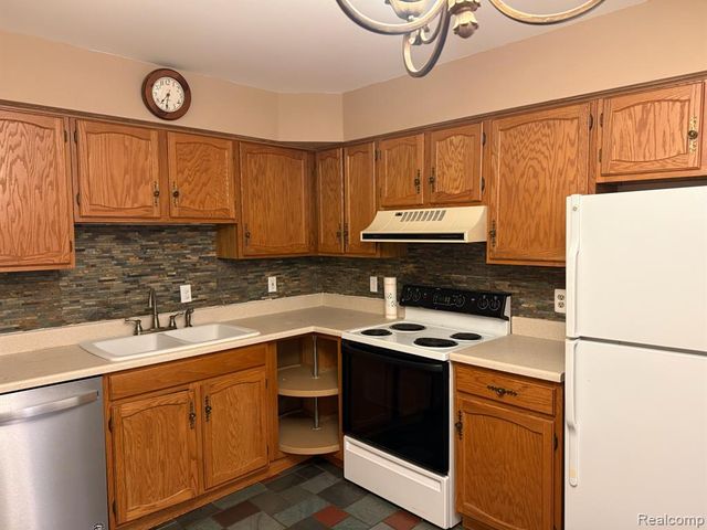982 N Adams Road 4, Birmingham, MI 48009