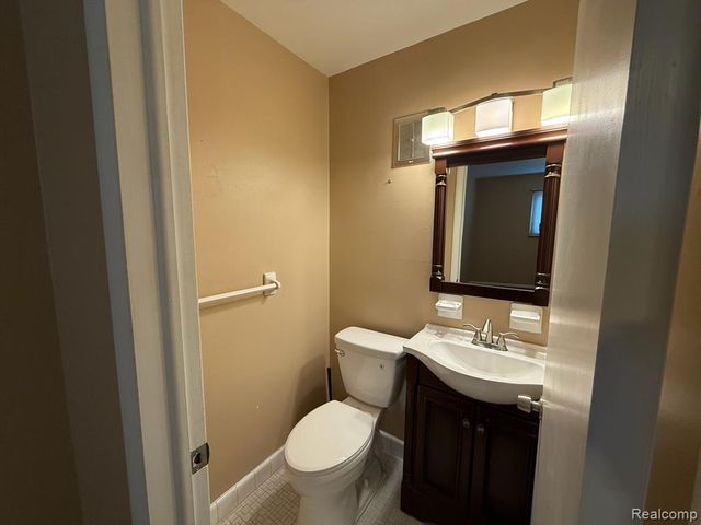 982 N Adams Road 4, Birmingham, MI 48009