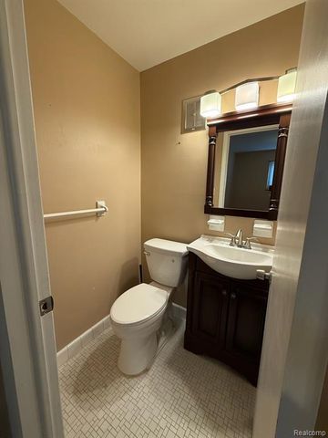 982 N Adams Road 4, Birmingham, MI 48009