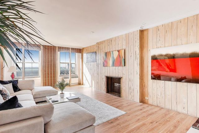 5555 S Everett Avenue E10, Chicago, IL 60637