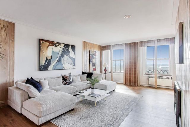 5555 S Everett Avenue E10, Chicago, IL 60637