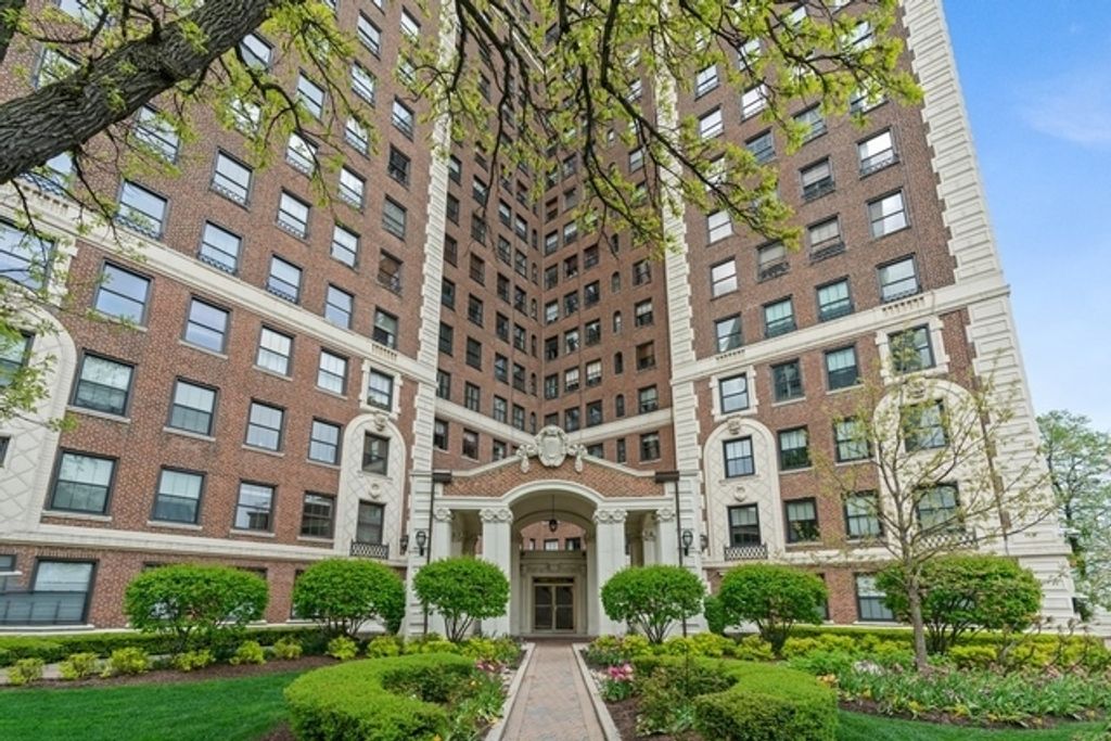 5555 S Everett Avenue E10, Chicago, IL 60637