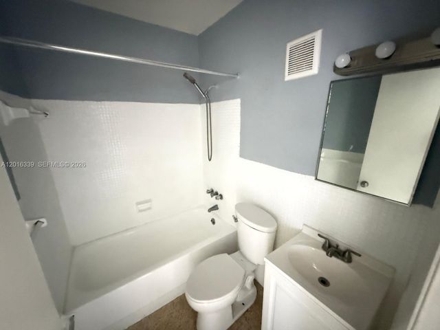 990 SW 4th St 6, Miami, FL 33130