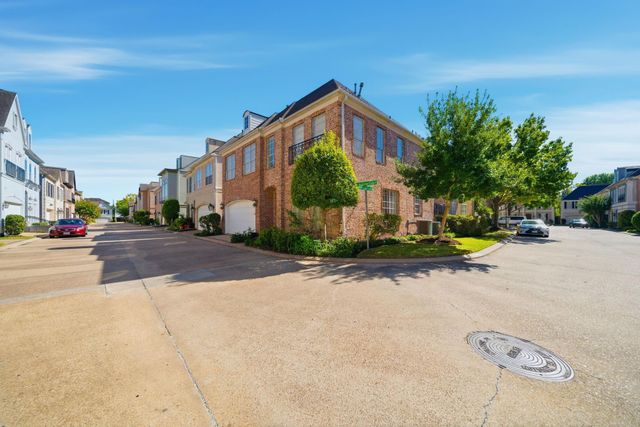 3243 N Pemberton Circle Drive, Houston, TX 77025