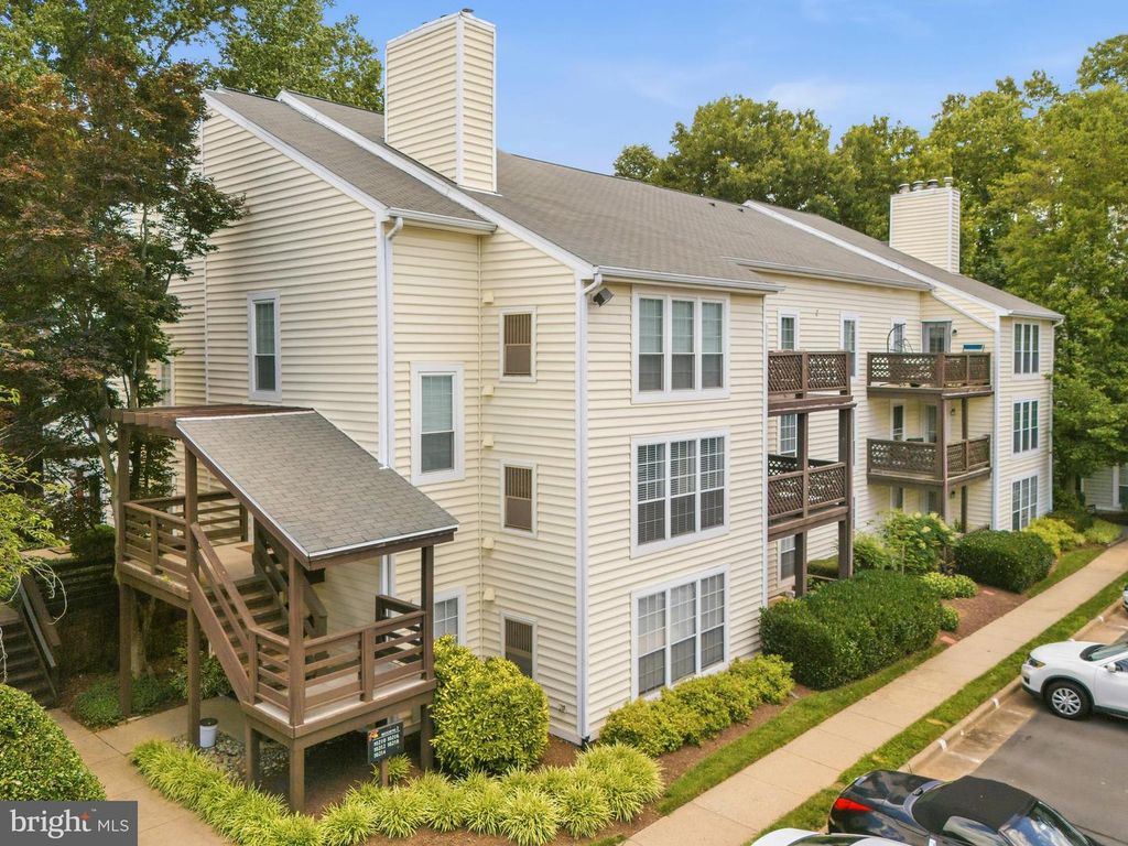 10212 OAKTON TERRACE RD, Oakton, VA 22124