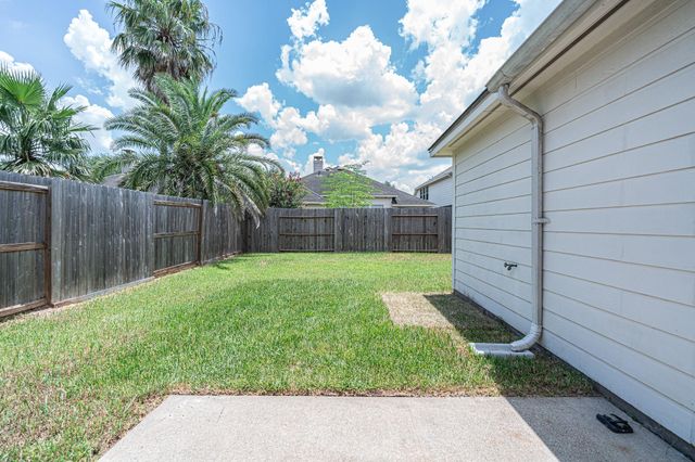 2111 Sailwind Drive, Pearland, TX 77584