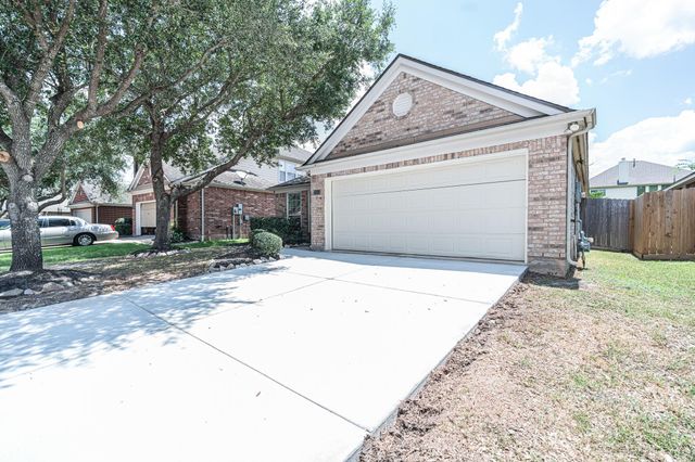 2111 Sailwind Drive, Pearland, TX 77584