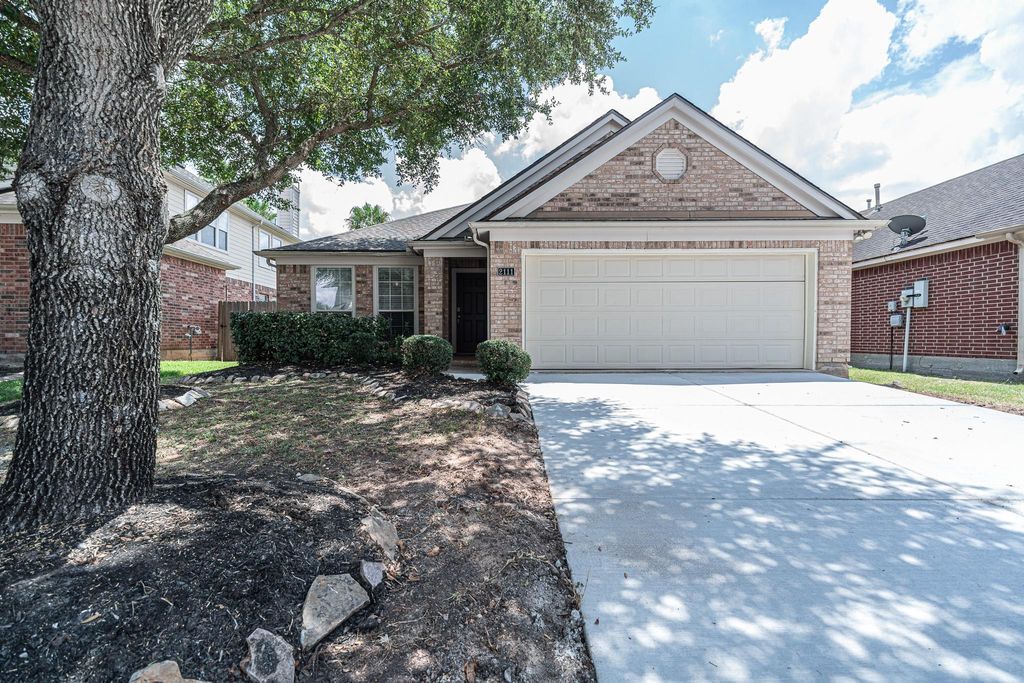 2111 Sailwind Drive, Pearland, TX 77584