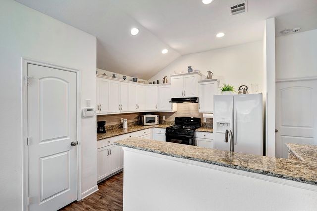 208 Boulder Drive, Navasota, TX 77868