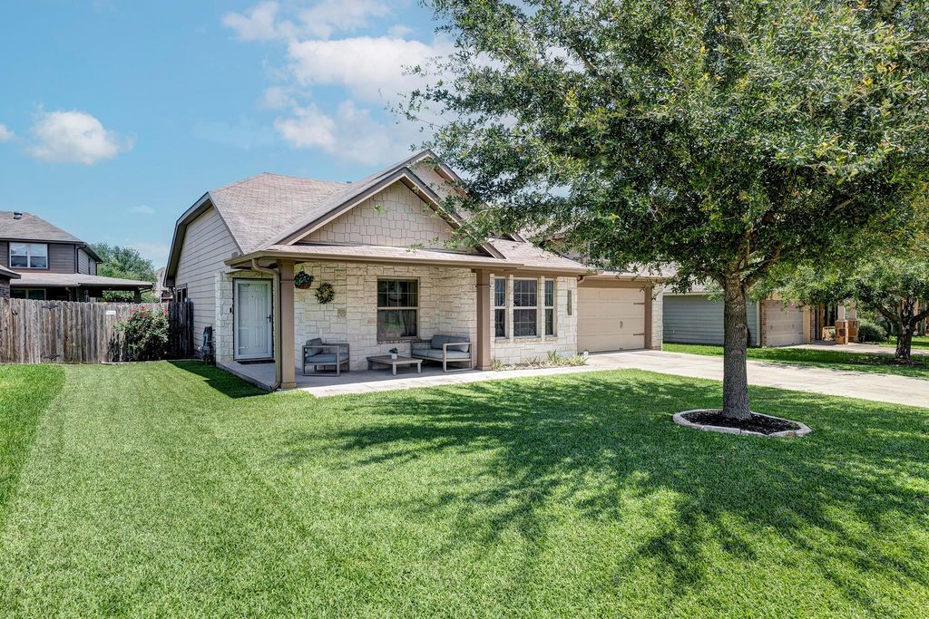 208 Boulder Drive, Navasota, TX 77868