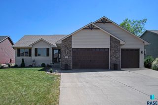 809 E Leslie Dr, Garretson, SD 57030