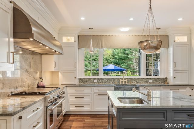 140 Stoneleigh Road, New Canaan, CT 06840