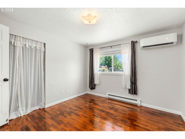 10245 Se RAYMOND St, Portland, OR 97266