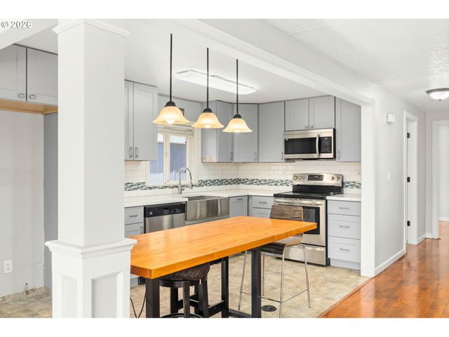 10245 Se RAYMOND St, Portland, OR 97266