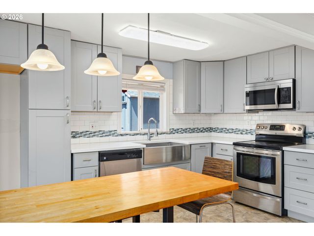 10245 Se RAYMOND St, Portland, OR 97266