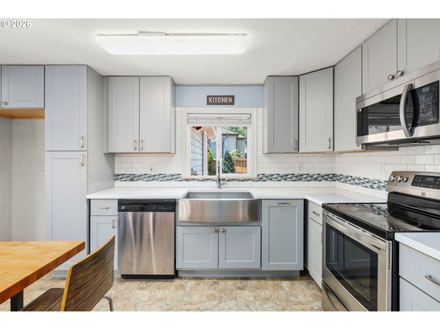 10245 Se RAYMOND St, Portland, OR 97266