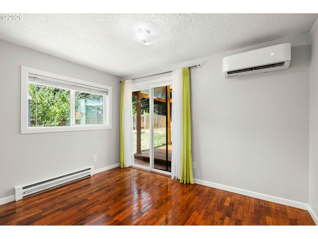 10245 Se RAYMOND St, Portland, OR 97266