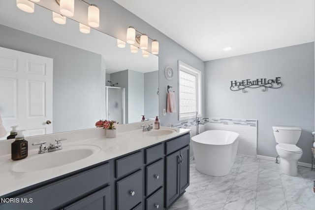 7820 Harvest Gold Drive, Holland, OH 43528