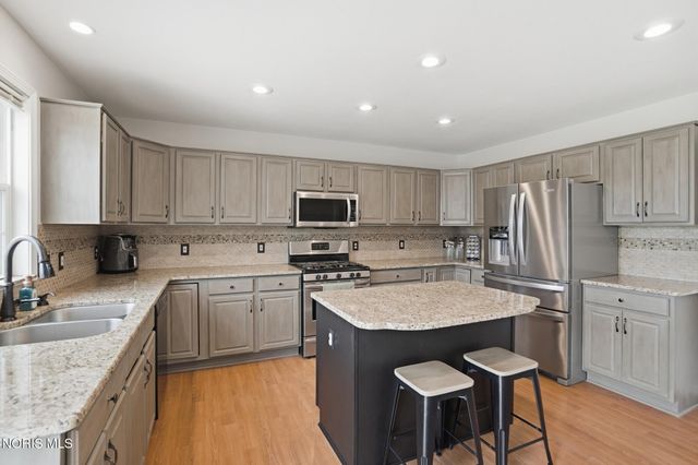 7820 Harvest Gold Drive, Holland, OH 43528