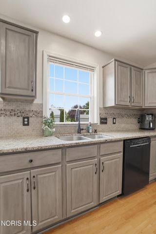 7820 Harvest Gold Drive, Holland, OH 43528