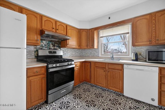 1750 Hamburg Street, Schenectady, NY 12304