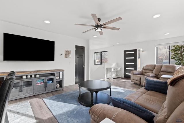 1420 GERMOND ST, Hot Springs, SD 57747