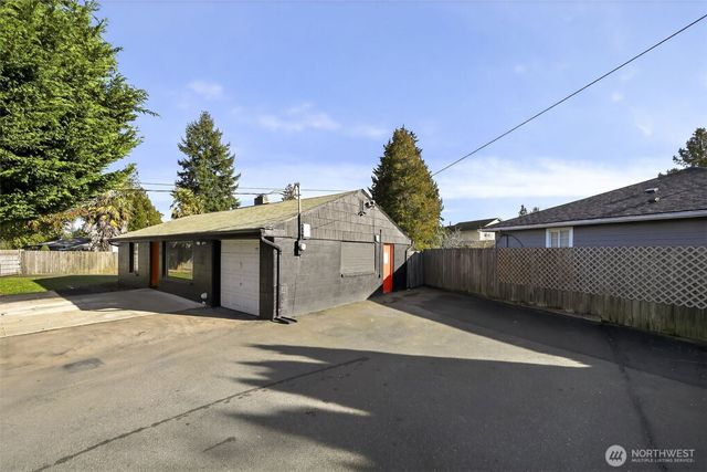 207 S 108th Place, Seattle, WA 98168