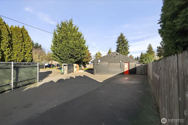 207 S 108th Place, Seattle, WA 98168