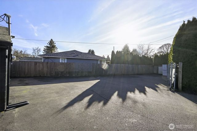 207 S 108th Place, Seattle, WA 98168